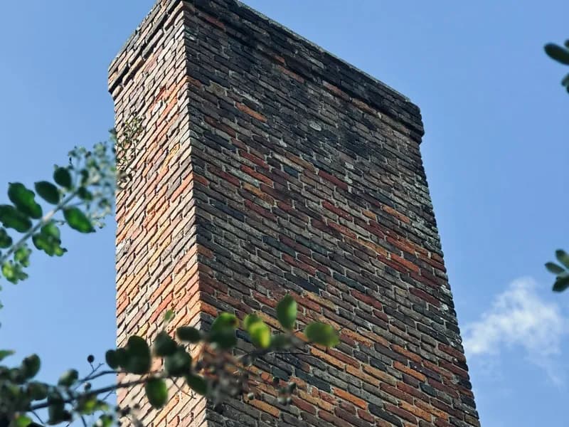 Tall multi-toned brick chimney